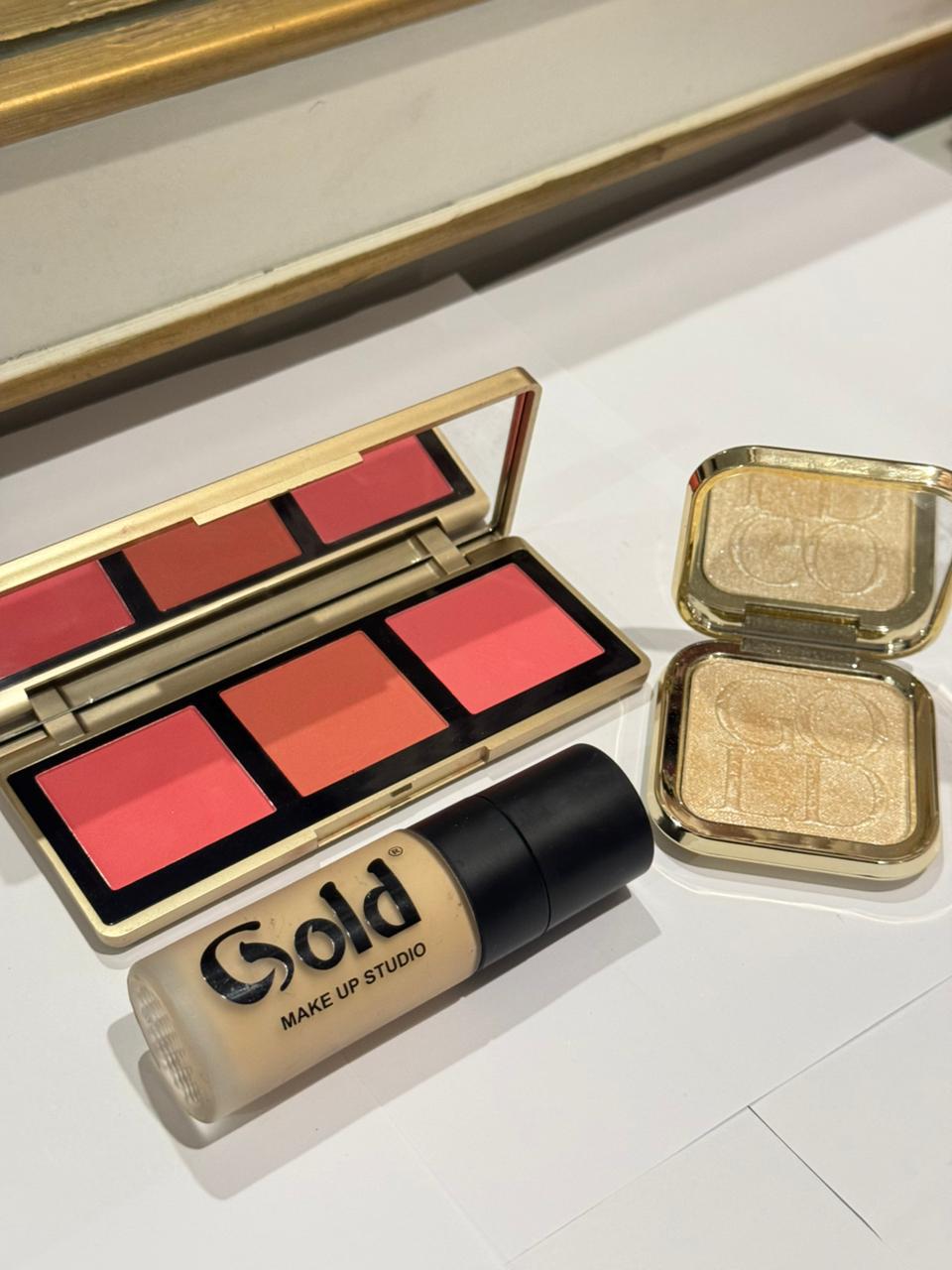 Foundation , single highlighter and blush palette Secondary image