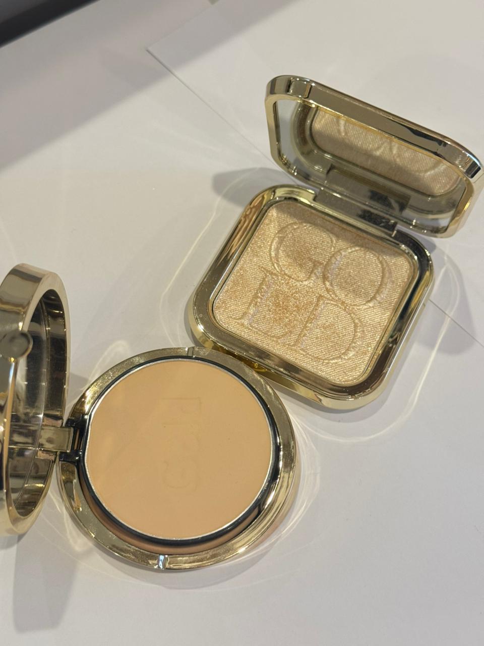 Face powder and single highlighter